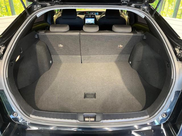 プリウス Ｓ　セーフティセンス　９型ナビ　バックカメラ　クリアランスソナー　ＬＥＤフォグ　レーダークルーズ　ＥＴＣ車載器　ＬＥＤヘッド　純正１５ＡＷ　純正革巻きステリング　ワンオーナー　禁煙車（11枚目）