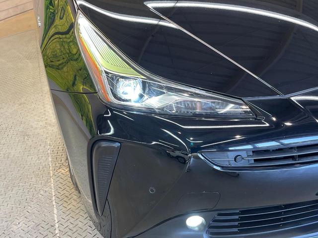 プリウス Ｓ　セーフティセンス　９型ナビ　バックカメラ　クリアランスソナー　ＬＥＤフォグ　レーダークルーズ　ＥＴＣ車載器　ＬＥＤヘッド　純正１５ＡＷ　純正革巻きステリング　ワンオーナー　禁煙車（12枚目）