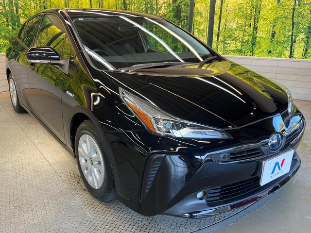 プリウス Ｓ　セーフティセンス　９型ナビ　バックカメラ　クリアランスソナー　ＬＥＤフォグ　レーダークルーズ　ＥＴＣ車載器　ＬＥＤヘッド　純正１５ＡＷ　純正革巻きステリング　ワンオーナー　禁煙車（16枚目）