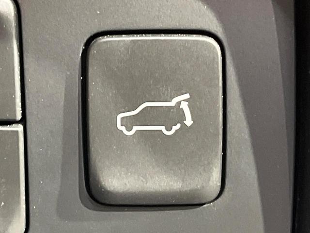 【パワーバックドア】スマートキーや運転席のボタンを押すだけでリアゲートが自動で開閉します！荷物を持っている時や、高い位置にあるバックドアを閉める際に便利な機能です♪