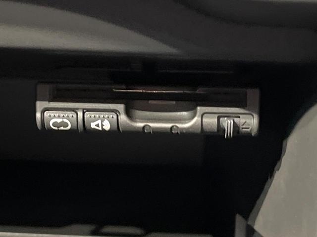 ノート Ｘ　禁煙車　スマートキー　ＥＴＣ　純正オーディオ　１４インチアルミホイール　アイドリングストップ　電動格納ミラー　ＣＤ再生　プッシュスタート　プライバシーガラス　黒内装（4枚目）