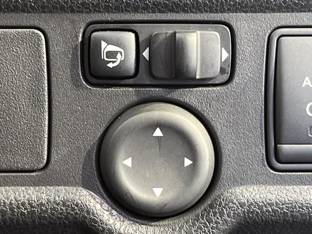 ノート Ｘ　禁煙車　スマートキー　ＥＴＣ　純正オーディオ　１４インチアルミホイール　アイドリングストップ　電動格納ミラー　ＣＤ再生　プッシュスタート　プライバシーガラス　黒内装（6枚目）