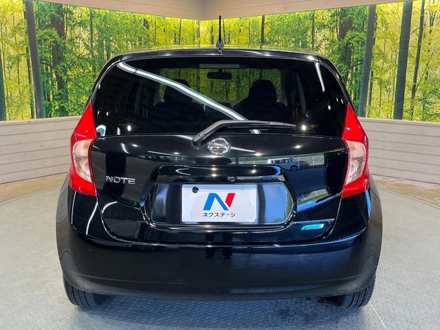 ノート Ｘ　禁煙車　スマートキー　ＥＴＣ　純正オーディオ　１４インチアルミホイール　アイドリングストップ　電動格納ミラー　ＣＤ再生　プッシュスタート　プライバシーガラス　黒内装（15枚目）