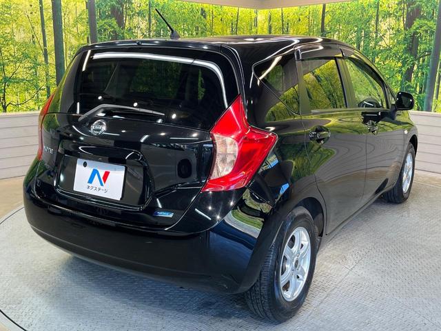 ノート Ｘ　禁煙車　スマートキー　ＥＴＣ　純正オーディオ　１４インチアルミホイール　アイドリングストップ　電動格納ミラー　ＣＤ再生　プッシュスタート　プライバシーガラス　黒内装（17枚目）
