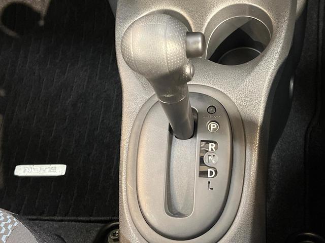 ノート Ｘ　禁煙車　スマートキー　ＥＴＣ　純正オーディオ　１４インチアルミホイール　アイドリングストップ　電動格納ミラー　ＣＤ再生　プッシュスタート　プライバシーガラス　黒内装（21枚目）