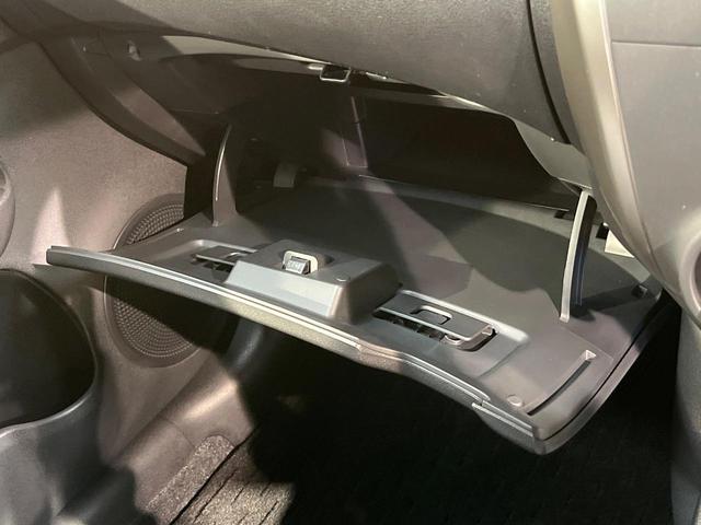 ノート Ｘ　禁煙車　スマートキー　ＥＴＣ　純正オーディオ　１４インチアルミホイール　アイドリングストップ　電動格納ミラー　ＣＤ再生　プッシュスタート　プライバシーガラス　黒内装（30枚目）