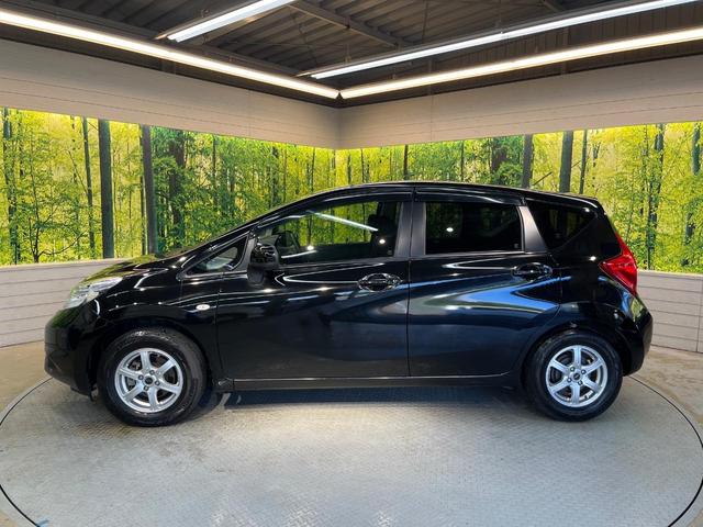 ノート Ｘ　禁煙車　スマートキー　ＥＴＣ　純正オーディオ　１４インチアルミホイール　アイドリングストップ　電動格納ミラー　ＣＤ再生　プッシュスタート　プライバシーガラス　黒内装（45枚目）