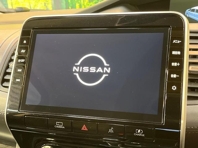 【大画面ナビ】人気の大型１０インチナビを装備。存在感のある大画面はインパクト大！ナビ利用時のマップ表示は見やすく、テレビやＤＶＤは臨場感がアップ！いつものドライブがグッと楽しくなります♪