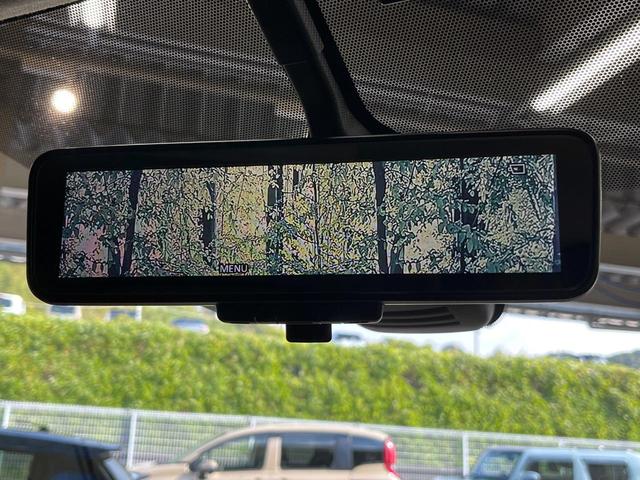 【インテリジェントルームミラー】後席の大きな荷物や同乗者で後方が確認しづらい時でも安心！カメラが撮影した車両後方の映像をルームミラー内に表示。クリアな視界で状況の確認が可能です！