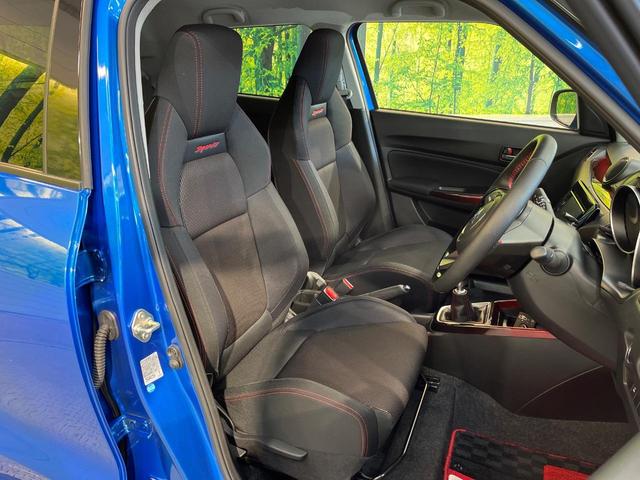 【専用スポーツシート】ホールド性に優れ、カーブ時の体が流れを抑制してくれます。また、体にフィットするから腰や背中が疲れにくく、ロングドライブや高速走行でも快適にお過ごしいただけます♪