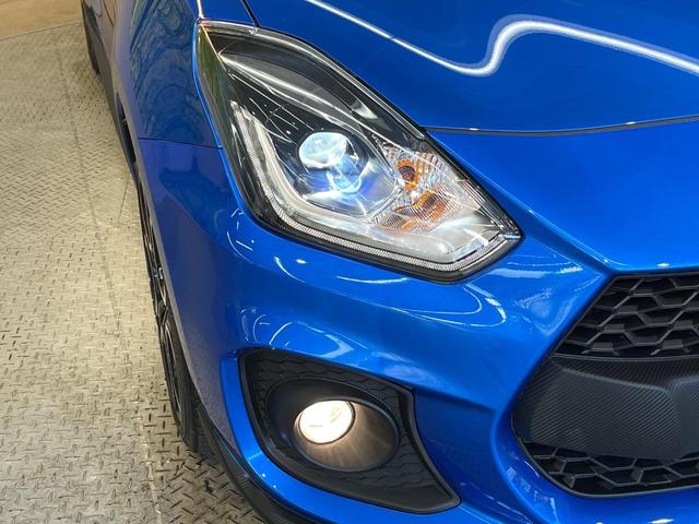 【ＬＥＤヘッドライト】悪天候や夜間走行時も良好な視界を確保し安心して運転できる高輝度ＬＥＤヘッドライトを装備！点灯速度が早く、消費電力も抑えられています。