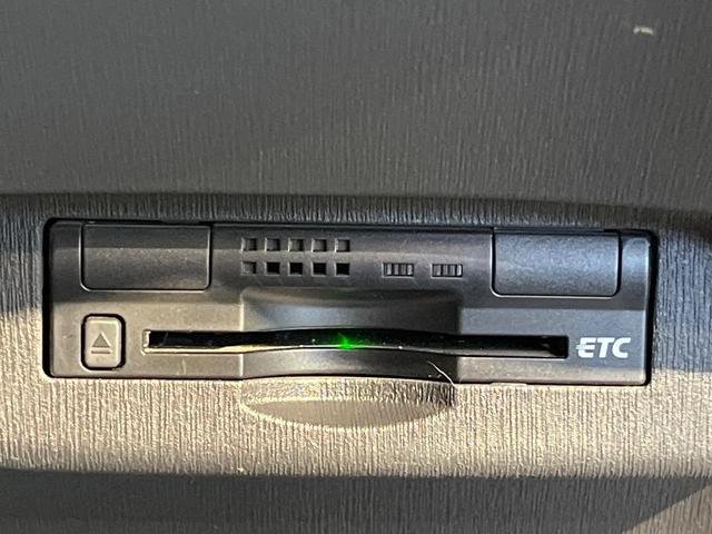プリウス Ｓ　純正ナビ　バックカメラ　スマートキー　Ｂｌｕｅｔｏｏｔｈ　オートエアコン　合皮レザーシートカバー　ＥＴＣ車載器　ＨＩＤヘッド　１５アルミホイールワンオーナー　禁煙車（7枚目）