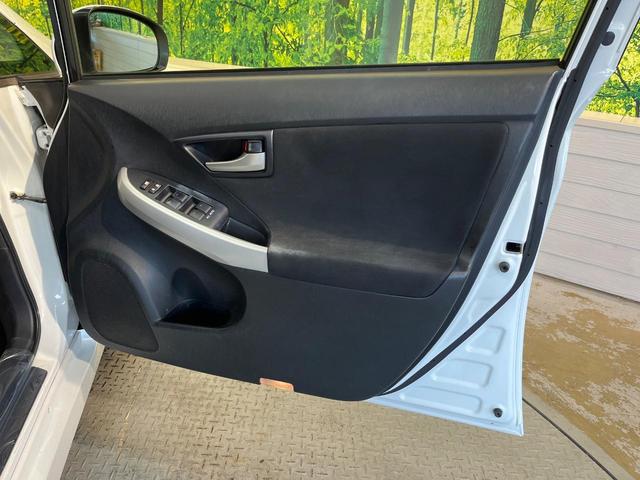 プリウス Ｓ　純正ナビ　バックカメラ　スマートキー　Ｂｌｕｅｔｏｏｔｈ　オートエアコン　合皮レザーシートカバー　ＥＴＣ車載器　ＨＩＤヘッド　１５アルミホイールワンオーナー　禁煙車（38枚目）