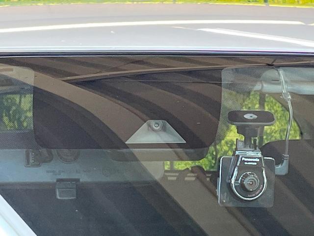 ノート Ｘ　衝突軽減ブレーキ　ＳＤナビ　ＥＴＣ車載器　ドラレコ　アイドリングストップ　インテリジェントキー　エアコン　車線逸脱警報　電動格納ミラー　プライバシーガラス　ブラックインテリア　ワンオーナー　禁煙車（4枚目）