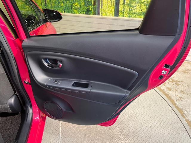 ヴィッツ ジュエラ　セーフティセンス　オプションＬＥＤ　９型ナビ　バックカメラ　クリアランスソナー　スマートキー　ドラレコ　Ｂｌｕｅｔｏｏｔｈ　オプション純正１５アルミ　ステアリングスイッチ　ワンオーナー　禁煙車（42枚目）