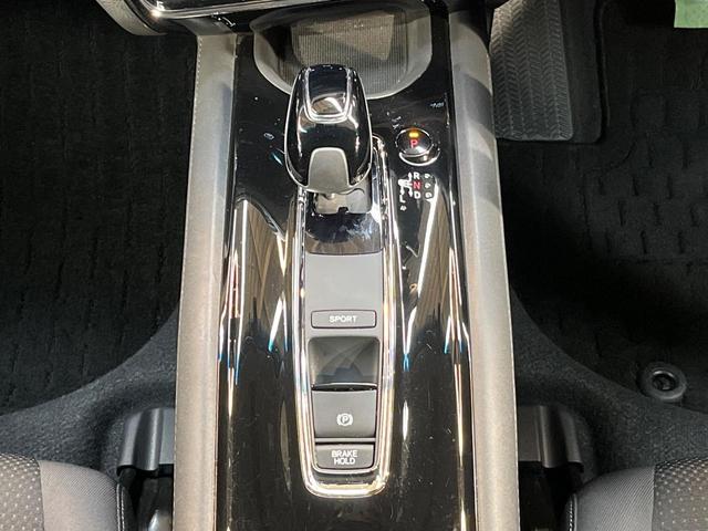 ヴェゼル ハイブリッドＸ・ホンダセンシング　ホンダセンシング　純正８型ナビ　バックカメラ　アダプティブクルーズ　タッチパネル式オートエアコン　ＥＴＣ　革巻きステリング　ＬＥＤヘッド　純正１６アルミ　ステアリングスイッチ　車線逸脱警報　禁煙車（21枚目）