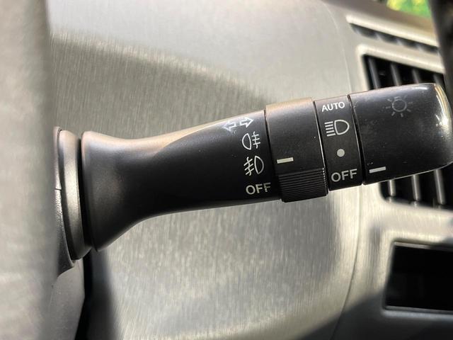 プリウスアルファ Ｓ　チューン　ブラック　純正ナビ　Ｂｌｕｅｔｏｏｔｈ　オプションＬＥＤヘッド　ＥＴＣ車載器　オートエアコン　オートライト　革巻きステリング　メッキドアハンドル　ブラックインテリア　純正１６アルミ　禁煙車（7枚目）