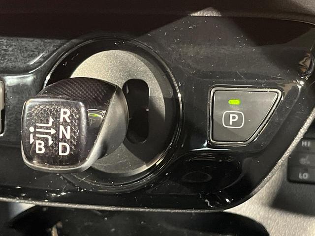 プリウスＰＨＶ Ｓナビパッケージ・ＧＲスポーツ　セーフティセンス　メーカー１１．３インチナビ　バックカメラ　レーダークルーズ　シートヒーター　ＥＴＣ　ハーフレザー　ＬＥＤヘッド　純正１８アルミ　ドラレコ　ステアリングスイッチ　禁煙車（21枚目）