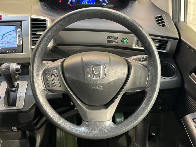 フリード Ｇ　ジャストセレクション　７人乗り　純正ナビ　バックカメラ　Ｂｌｕｅｔｏｏｔｈ　電動スライドドア　ドラレコ　ＥＴＣ　スマートキー　オートエアコン　ＨＩＤヘッド　純正１５アルミ　ステリングスイッチ　ワンオーナー（8枚目）