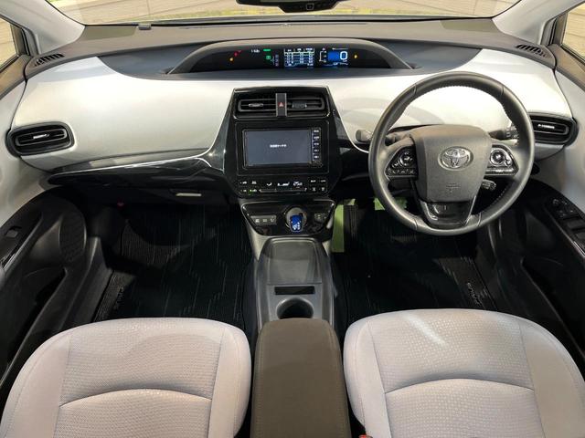 プリウス Ｓ　衝突軽減　純正ナビ　バックカメラ　Ｂｌｕｅｔｏｏｔｈ　クリアランスソナー　レーダークルーズ　ＥＴＣ　ＬＥＤヘッド　純正１５アルミ　革巻きステリング　ステアリングスイッチ　スマートキー　禁煙車（2枚目）