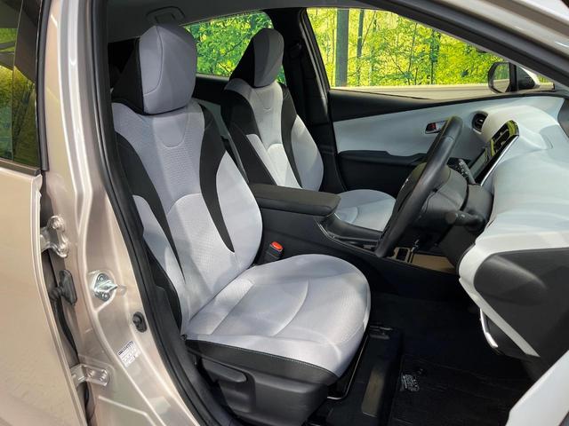 プリウス Ｓ　衝突軽減　純正ナビ　バックカメラ　Ｂｌｕｅｔｏｏｔｈ　クリアランスソナー　レーダークルーズ　ＥＴＣ　ＬＥＤヘッド　純正１５アルミ　革巻きステリング　ステアリングスイッチ　スマートキー　禁煙車（8枚目）