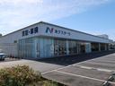 ズラッと並んだ展示車と大きな「N」の看板が目印です!