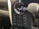【オートエアコン】一度お好みの温度に設定すれば、車内の温度を検知し風量や温度を自動で調整。暑い…寒い…と何度もスイッチ操作をする必要はありません。快適な車内空間には必須の機能ですね♪