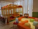 大きなキッズスペースも完備!小さなお子様連れでも、ゆっくりとお車探しをお楽しみいただけます。