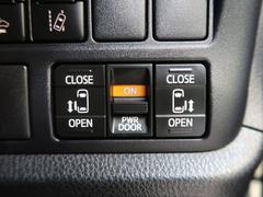 【問合せ：０７４９−２７−４９０７】【両側パワースライドドア】スマートキーや運転席のスイッチで後席両側スライドドアの開閉が可能♪電動だから力を入れてドアを開ける必要が無く、簡単に開け閉めができます。 3