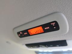 【問合せ　０７４９-２７-４９０７】【オートエアコン】一度お好みの温度に設定すれば、車内の温度を検知し風量や温度を自動で調整。暑い…寒い…と何度もスイッチ操作をする必要はありません。 7