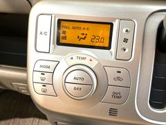 【問合せ　０７４９-２７-４９０７】【オートエアコン】一度お好みの温度に設定すれば、車内の温度を検知し風量や温度を自動で調整。暑い…寒い…と何度もスイッチ操作をする必要はありません。 4