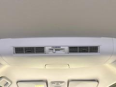 【タッチパネル式オートエアコン】一度お好みの温度に設定すれば、車内の温度を検知し風量や温度を自動で調整。暑い…寒い…と何度もスイッチ操作をする必要はありません。 6
