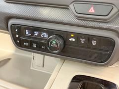 【問合せ：０７４９-２７-４９０７】【オートエアコン】一度お好みの温度に設定すれば、車内の温度を検知し風量や温度を自動で調整。スイッチ操作をする必要はありません。快適な車内空間には必須の機能ですね♪ 5