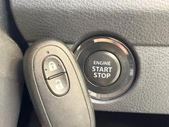 【アイドリングストップ】赤信号や渋滞で停車した際にエンジンを停止し、無駄な燃料の消費を抑えます。燃費向上や環境保護につなげる機能♪エンジンはブレーキを離せば再始動します。 6