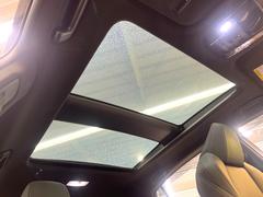 【問合せ：０７４９-２７-４９０７】【調光パノラマルーフ】車内の解放感が一気に上がる大型パノラマルーフに調光機能がプラス！日差しが強い時、シェードを閉めなくてもガラスの透明度を調整することができます。 3