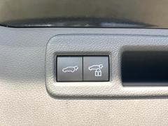 【問合せ：０７４９-２７-４９０７】【パワーバックドア】スマートキーや運転席のボタンを押すだけでリアゲートが自動で開閉します！荷物を持っている時や、高い位置にあるバックドアを閉める際に便利な機能です♪ 7