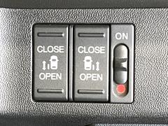 【問合せ：０７４９-２７-４９０７】【両側パワースライドドア】スマートキーや運転席のスイッチで後席両側スライドドアの開閉が可能♪電動だから力を入れてドアを開ける必要が無く、小さなお子様でも簡単開閉 5