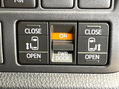 【問合せ：０７４９-２７-４９０７】【両側パワースライドドア】スマートキーや運転席のスイッチで後席両側スライドドアの開閉が可能♪電動だから力を入れてドアを開ける必要が無く、小さなお子様でも簡単開閉。 6