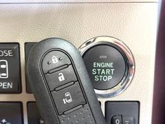 【問合せ：０７４９-２７-４９０７】【キーフリーシステム】カバンやポケットに入れたままでもドアの施錠・解錠が可能なスマートキーを装備。エンジンのオン・オフ時もカギを取り出す必要が無いからとっても便利 7