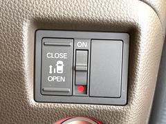 【問合せ：０７４９-２７-４９０７】【パワースライドドア】スマートキーや運転席のスイッチでスライドドアの開閉が可能♪電動だから力を入れてドアを開ける必要が無く、小さいお子様でも簡単開閉。 5