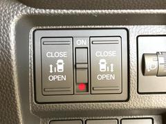 【問合せ：０７４９-２７-４９０７】【両側パワースライドドア】スマートキーや運転席のスイッチで後席両側スライドドアの開閉が可能♪電動だから力を入れてドアを開ける必要が無く、小さなお子様でも簡単開閉。 3