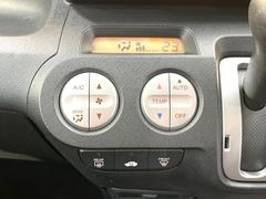 【問合せ：０７４９-２７-４９０７】【オートエアコン】一度お好みの温度に設定すれば、車内の温度を検知し風量や温度を自動で調整。暑い…寒い…と何度もスイッチ操作をする必要はありません。 6