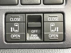 【問合せ：０７４９-２７-４９０７】【両側パワースライドドア】スマートキーや運転席のスイッチで後席両側スライドドアの開閉が可能♪電動だから力を入れてドアを開ける必要が無く、小さなお子様でも簡単開閉。 7