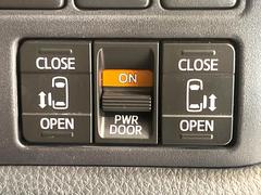 【問合せ：０７４９-２７-４９０７】【両側パワースライドドア】スマートキーや運転席のスイッチで後席両側スライドドアの開閉が可能♪電動だから力を入れてドアを開ける必要が無く、小さなお子様でも簡単開閉 6