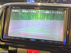 【バックカメラ】駐車時に後方がリアルタイム映像で確認できます。大型商業施設や立体駐車場での駐車時や、夜間のバック時に大活躍！運転スキルに関わらず、今や必須となった装備のひとつです！ 4