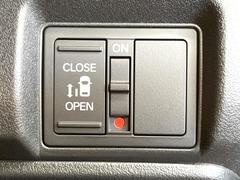 【問合せ：０７４９-２７-４９０７】【パワースライドドア】スマートキーや運転席のスイッチでスライドドアの開閉が可能♪電動だから力を入れてドアを開ける必要が無く、小さいお子様でも簡単開閉。 7