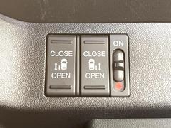 【問合せ：０７４９-２７-４９０７】【両側パワースライドドア】スマートキーや運転席のスイッチで後席両側スライドドアの開閉が可能♪電動だから力を入れてドアを開ける必要が無く、小さなお子様でも簡単。 6