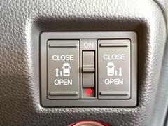 【問合せ：０７４９-２７-４９０７】【両側パワースライドドア】スマートキーや運転席のスイッチで後席両側スライドドアの開閉が可能♪電動だから力を入れてドアを開ける必要が無く、小さなお子様でも簡単開閉。 5
