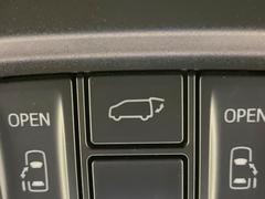 【問合せ：０７４９-２７-４９０７】【パワーバックドア】スマートキーや運転席のボタンを押すだけでリアゲートが自動で開閉します！荷物を持っている時や、高い位置にあるバックドアを閉める際に便利な機能です♪ 7