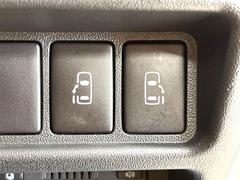 【問合せ：０７４９-２７-４９０７】【両側パワースライドドア】スマートキーや運転席のスイッチで後席両側スライドドアの開閉が可能♪電動だから力を入れてドアを開ける必要が無く、小さなお子様でも簡単開閉。 5